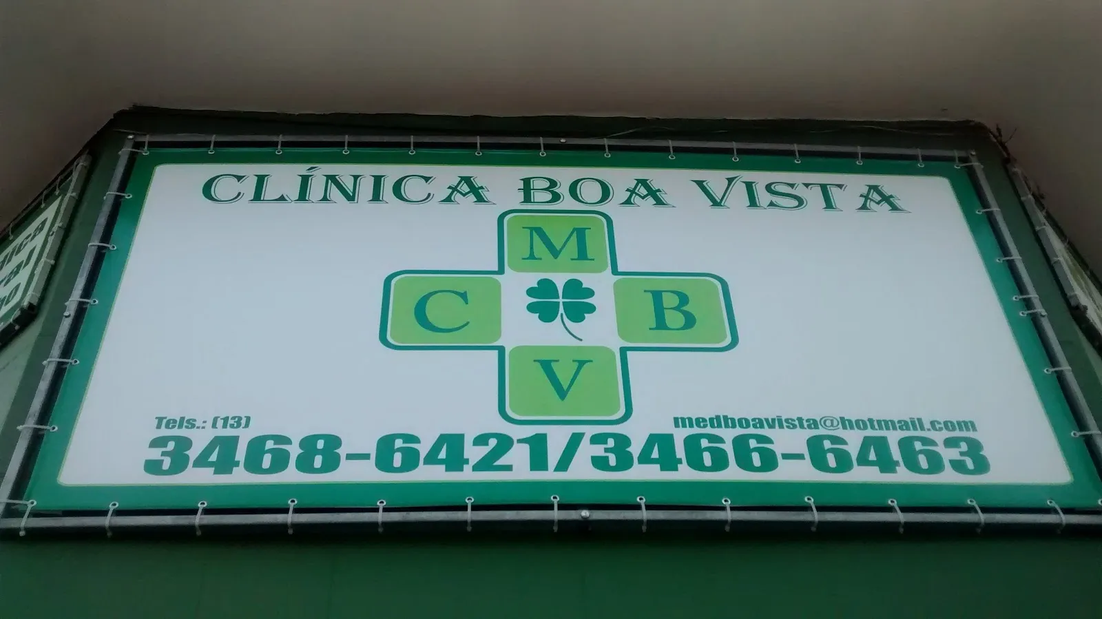 Placa da Clínica Boa Vista com o símbolo da cruz verde e as letras C, M, B e V
